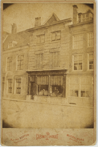 A-1557 Gezicht op het pand Vlasmarkt L 6/7 (thans nr. 4) te Middelburg, winkel van D.J. Dronkers & Zoon, Comestibles en ...
