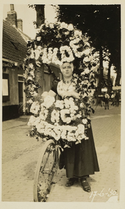 A-1559III Vrouw met fiets die versierd is ter gelegenheid van de installatie van burgemeester J.W. van 't Hoff van Sint ...