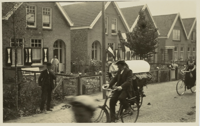 A-1559IX Installatie van burgemeester J.W. van 't Hoff van Sint Laurens: fietsers langs huizen aan de Noordweg