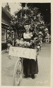 A-1559VI Vrouw met fiets die versierd is ter gelegenheid van de installatie van burgemeester J.W. van 't Hoff van Sint ...