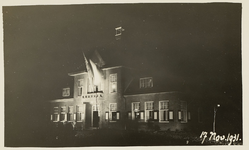 A-1561I Gezicht op het nieuwe verlichte gemeentehuis van Sint Laurens aan de Noordweg, bij avond