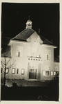 A-1561II Gezicht op het nieuwe verlichte gemeentehuis van Sint Laurens aan de Noordweg, bij avond