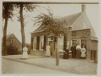 A-1570I Het hulppostkantoor aan de Noordweg te Sint Laurens, met een poserende familie Risseeuw
