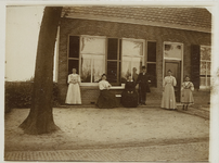 A-1570II Het hulppostkantoor aan de Noordweg te Sint Laurens, met een poserende familie Risseeuw