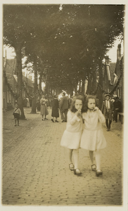 A-1571 De zusjes Hillebrand (mogelijk Francina, geb. 29 juni 1917 en Wilhelmina, geb. 23 mei 1919) in de Van ...