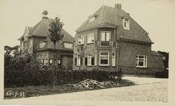 A-1572I Het huis 'Groenoord', met links het gemeentehuis van Sint Laurens aan de Noordweg