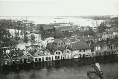A-1591 Gezicht op een deel van de Seissingel en de Seisweg te Middelburg, vanaf de Seismolen, tijdens de inundatie