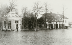 A-1595 Gezicht op het huis De Griffioen met theekoepel te Middelburg, tijdens de inundatie