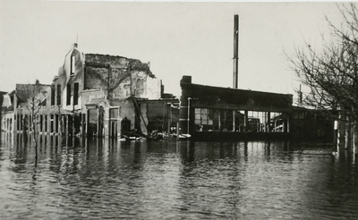 A-1596 Gezicht op een deel van de Vlissingsesingel te Middelburg, tijdens de inundatie
