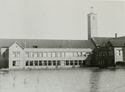 A-1597 Het kantoorgebouw van de PZEM aan de Poelendaelesingel te Middelburg, tijdens de inundatie