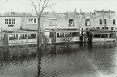 A-1598 Gezicht op een deel van de Nieuwe Vlissingseweg te Middelburg, met een tram, tijdens de inundatie