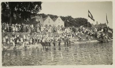 A-1605 Zwemwedstrijd in de Nieuwe Haven (ter hoogte van Buitenhaven/Maisbaai) te Middelburg, met op de achtergrond de ...