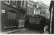 A-1635IV Een Buffalovoertuig in de Korte Delft te Middelburg, tijdens de bevrijding