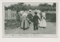 A-1680 Ronde Dans Walcheren. Dansende kinderen in Nieuwlandse klederdracht in de Van Akenstraat te Nieuw- en Sint Joosland