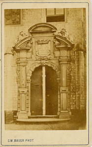 A-1690 De Gouvernementspoort in de voormalige abtswoning in de Abdij te Middelburg