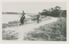 A-1724 Elizabeth Baas en Adriana Visser op de fiets