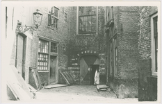 A-1740 Gezicht op een deel van de Abdij aan het Abdijplein te Middelburg, met links de woning van de commissaris des Konings