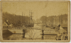 A-1742 Gezicht op de Spijkerbrug te Middelburg, met de Kinderdijk (links) en Rouaansekaai (rechts), met in de haven de ...