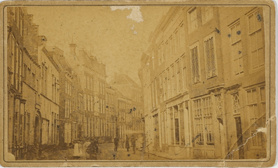 A-1743 Gezicht op de Lange Delft te Middelburg richting Markt met links het voormalig West-Indisch Huis en links midden ...