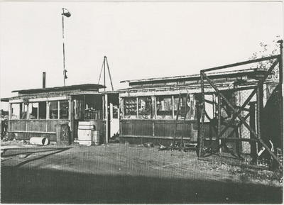 A-1769 Rijtuigen van de tram Vlissingen-Middelburg in gebruik als keet bij sloper M.J. Polak & Zoon aan de ...