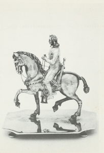 A-1775 Zilveren ruiterbeeld, voorstellende Koning-stadhouder Willem III te paard (Franse makelij) en afkomstig uit de ...