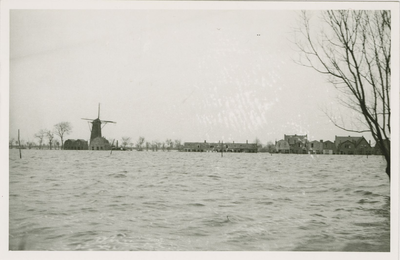 A-1803I Gezicht op de Veerseweg te Middelburg tijdens de inundatie. Rechts molen De Koning 