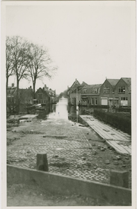 A-1803II De Veerseweg, hoek Veersesingel, te Middelburg tijdens de inundatie