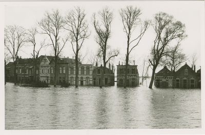 A-1804II De Noordsingel te Middelburg tijdens de inundatie. Rechts de ingang van de Nadorstweg