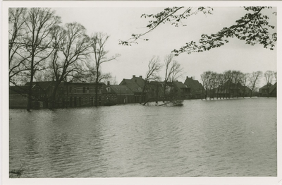 A-1804IV De Noordsingel te Middelburg tijdens de inundatie. Rechts Park van Nieuwenhove