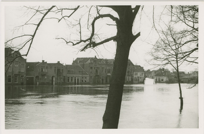 A-1804VI De Noordsingel te Middelburg tijdens de inundatie. Rechts de ingang van de Noordweg