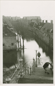 A-1808 De Segeersweg te Middelburg tijdens de inundatie, gezien vanaf de voetgangersbrug over het spoor