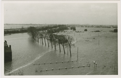 A-1811 De Nieuwe Vlissingseweg te Middelburg tijdens de inundatie. Onder de bovenzijde van de Poelendaelebrug