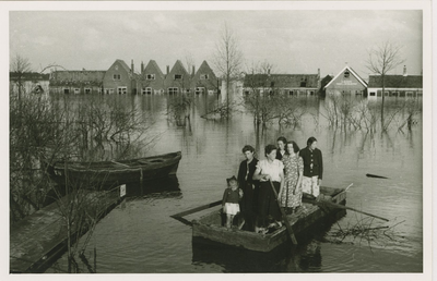 A-1814I Personen in een vaartuig bij de Segeerssingel te Middelburg tijdens de inundatie