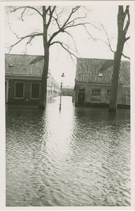 A-1816I De Veersesingel te Middelburg met de ingang van de Leliestraat tijdens de inundatie