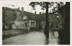 A-1817I De Zandstraat, hoek Domburgs Schuitvlot, te Middelburg tijdens de inundatie