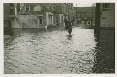 A-1817II De Zandstraat te Middelburg tijdens de inundatie, gezien vanaf de Langevielebuitenbrug