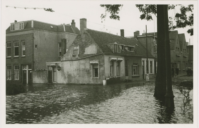 A-1817III De Zandstraat, hoek Domburgs Schuitvlot, te Middelburg tijdens de inundatie