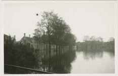 A-1818IV De Veersesingel te Middelburg tijdens de inundatie, gezien vanaf de Koepoortbrug richting de Zacharias Jansenstraat