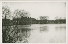 A-1818VI De Veersesingel te Middelburg tijdens de inundatie, gezien vanaf de Koepoortbrug richting de Zacharias Jansenstraat