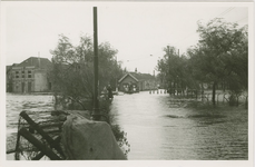A-1820 De Langevielebuitenbrug met links de Vlissingsesingel te Middelburg tijdens de inundatie