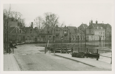 A-1823III De Noordsingel te Middelburg tijdens de inundatie, gezien vanaf de Noordpoortbrug