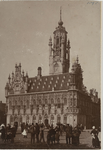 A-186 Het stadhuis te Middelburg waaruit de 14de-, 17de- en 18de-eeuwse beelden in de voorgevel in 1894 zijn verwijderd