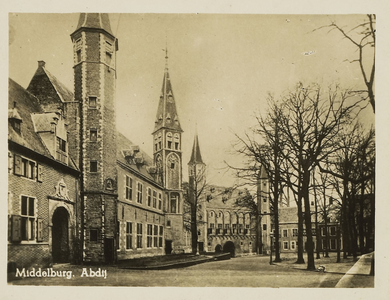 A-1875 Middelburg. Abdij. Gezicht op een deel van de Abdij met het Rijksarchief en de S.P.Q.M. poort aan het Abdijplein ...