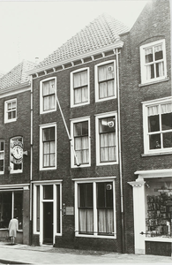 A-1877 Het pand in de Lange Noordstraat 4 te Middelburg (tegenover het stadhuis) waarin de Afdeling Onderwijs was gevestigd