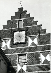 A-1879 Zonnewijzer aan de gevel van de Stadsschuur te Middelburg