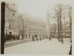 A-1884 Gezicht op het Abdijplein te Middelburg, met links de ingang van het Provinciaal Archief, met kinderen en een koor