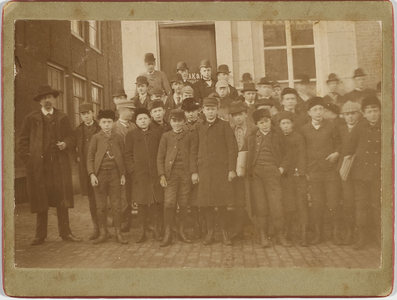 A-1888 Leerlingen van het Stedelijk Gymnasium voor de school aan de Latijnse Schoolstraat te Middelburg, met de leraar ...