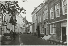 A-1903 Gezicht op de huizen in de Nieuwstraat te Middelburg vanuit de Lange Delft