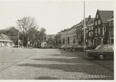 A-1908 Gezicht op het parkeerterrein aan het Damplein te Middelburg, met op de achtergrond de Graanbeurs