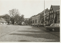 A-1908 Gezicht op het parkeerterrein aan het Damplein te Middelburg, met op de achtergrond de Graanbeurs